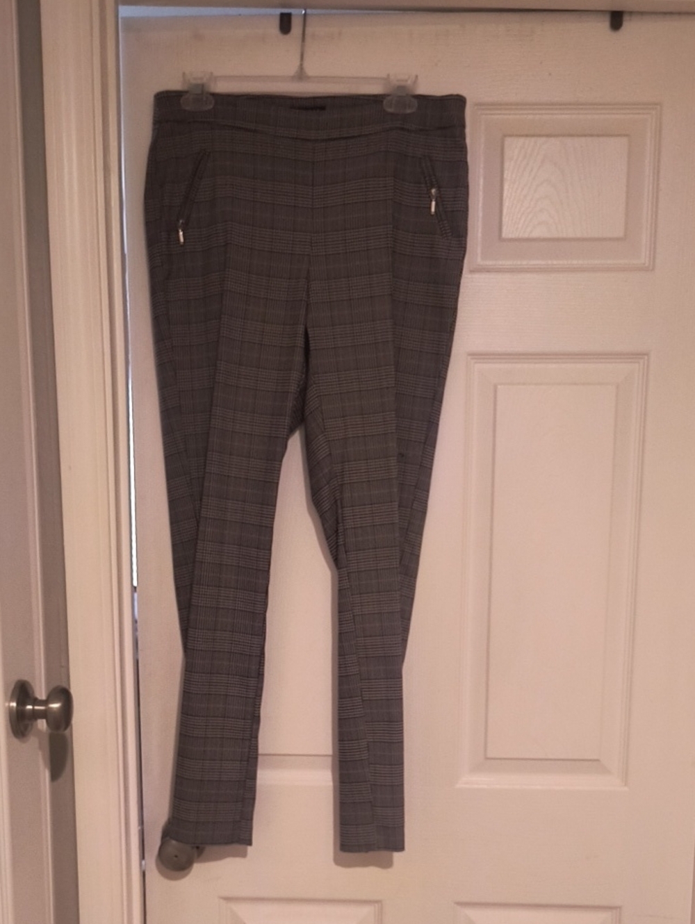 Roz & Ali Gray Plaid Skinny Pants